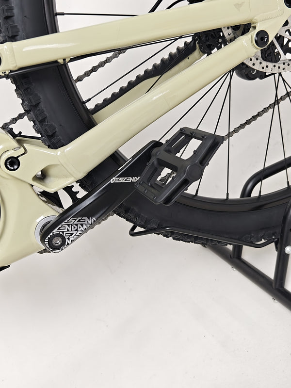 Detail view of the GT Force Carbon Elite 2023's fork design in excellent condition, enhancing performance.