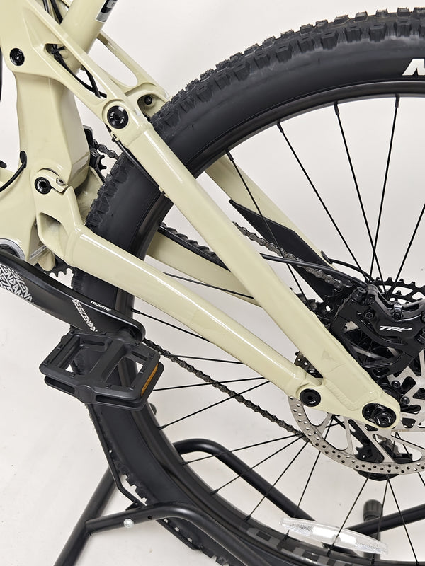 Image illustrating the Boost 12 x 148mm thru-axle on the GT Force Carbon Elite 2023 for enhanced stability.