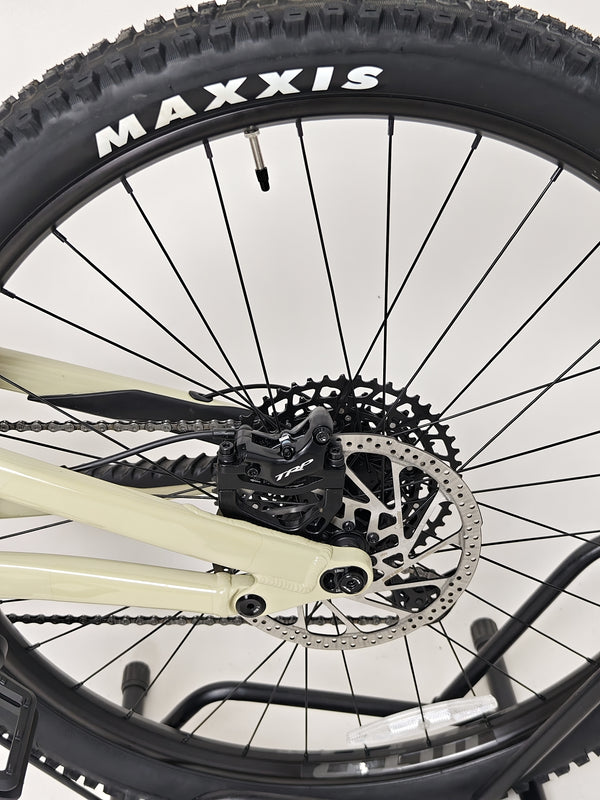 Image showcasing the GT Force Carbon Elite 2023 mountain bike with a rider in action, emphasizing performance.