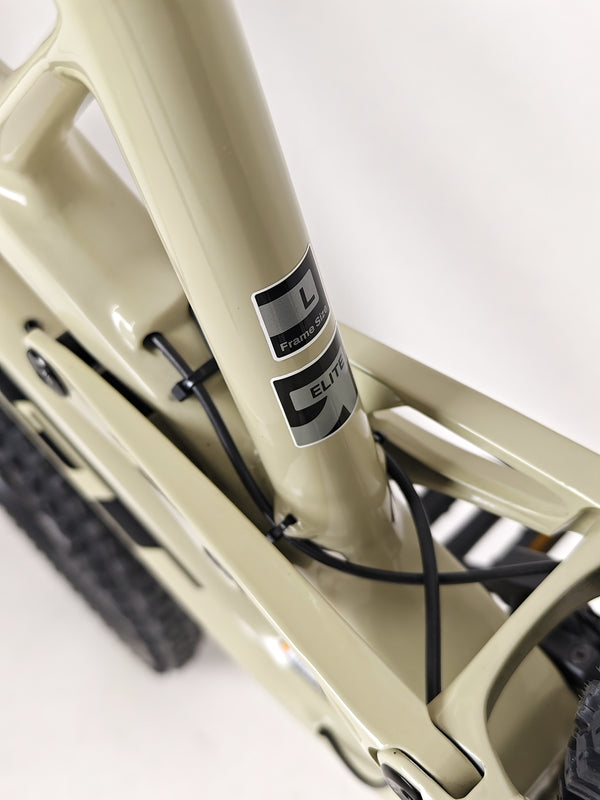 Detailed view of the bike's cable routing on the GT Force Carbon Elite 2023, illustrating its sleek design.