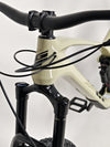 Detailed view of the brake levers on the GT Force Carbon Elite 2023, emphasizing their exceptional performance.