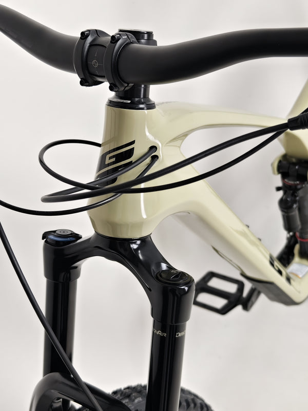 Detailed view of the brake levers on the GT Force Carbon Elite 2023, emphasizing their exceptional performance.