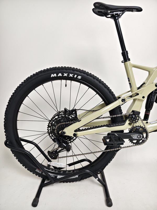 Detailed image showcasing the colour scheme of the GT Force Carbon Elite 2023 in excellent condition.