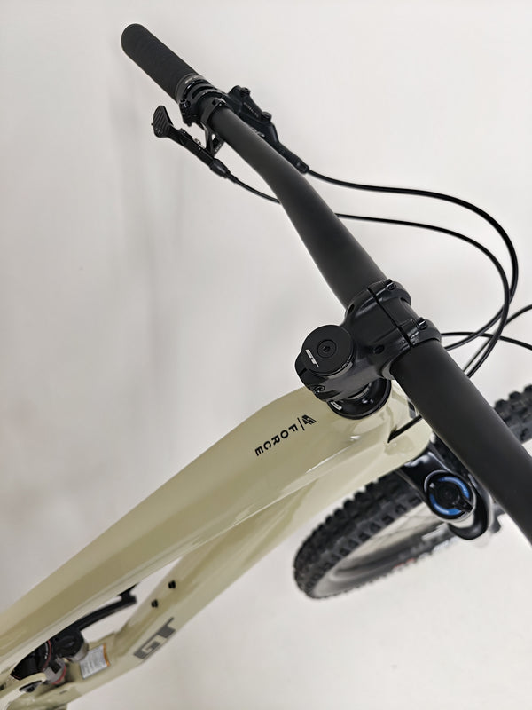 Image of the GT Force Carbon Elite 2023 mountain bike on display, illustrating its premium quality in excellent condition.