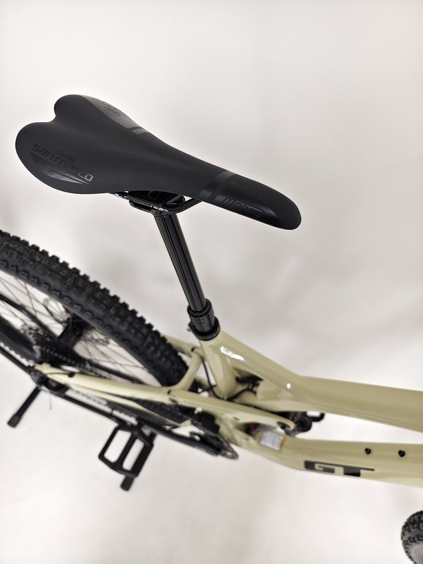 Profile of the GT Force Carbon Elite 2023, displaying its large frame size suitable for riders 183cm – 191cm in height.