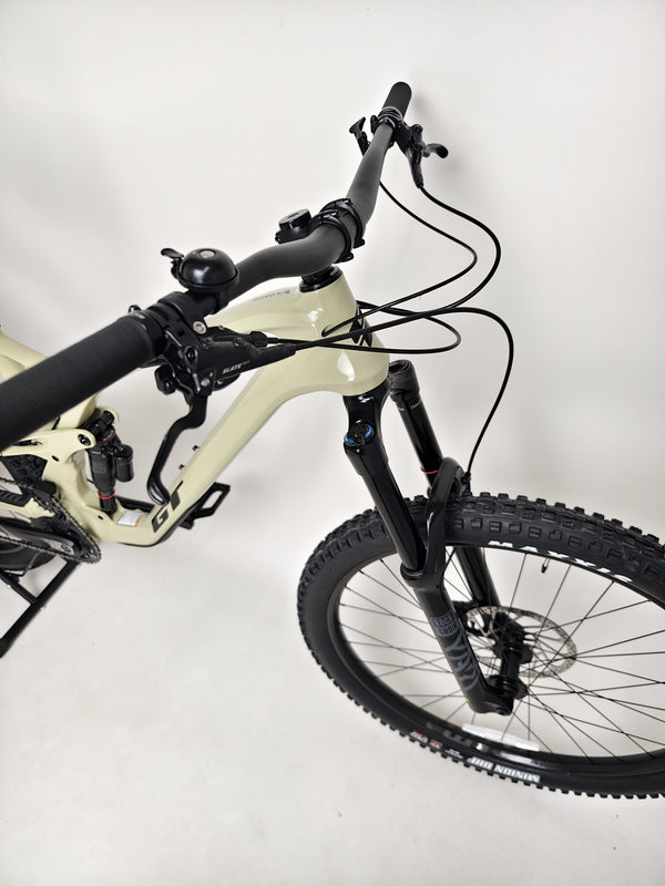 Image of the suspension linkage on the GT Force Carbon Elite 2023, focusing on its advanced engineering.