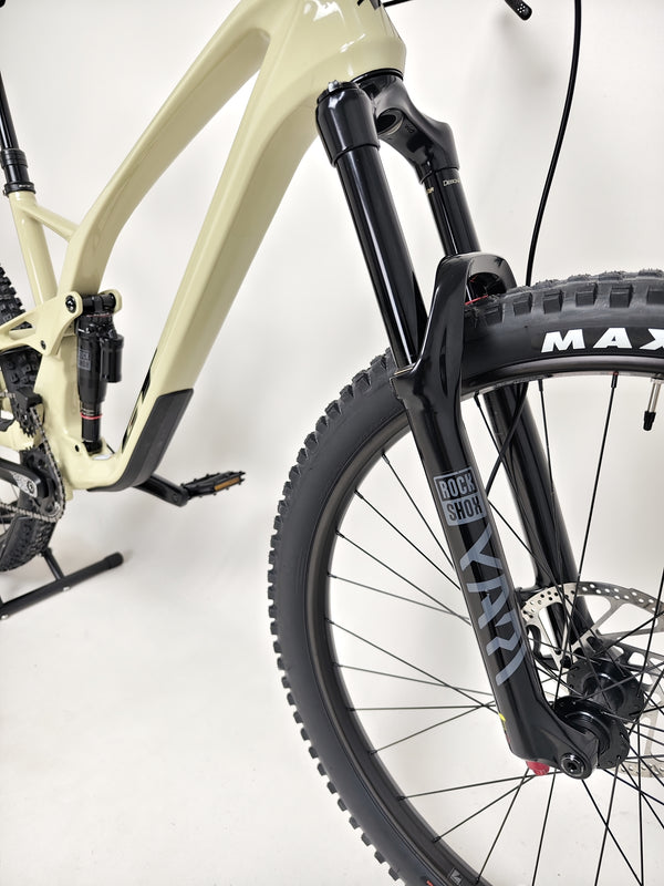 Image showcasing the TRP Slate T4 brakes with 203mm rotors on the GT Force Carbon Elite 2023 mountain bike.