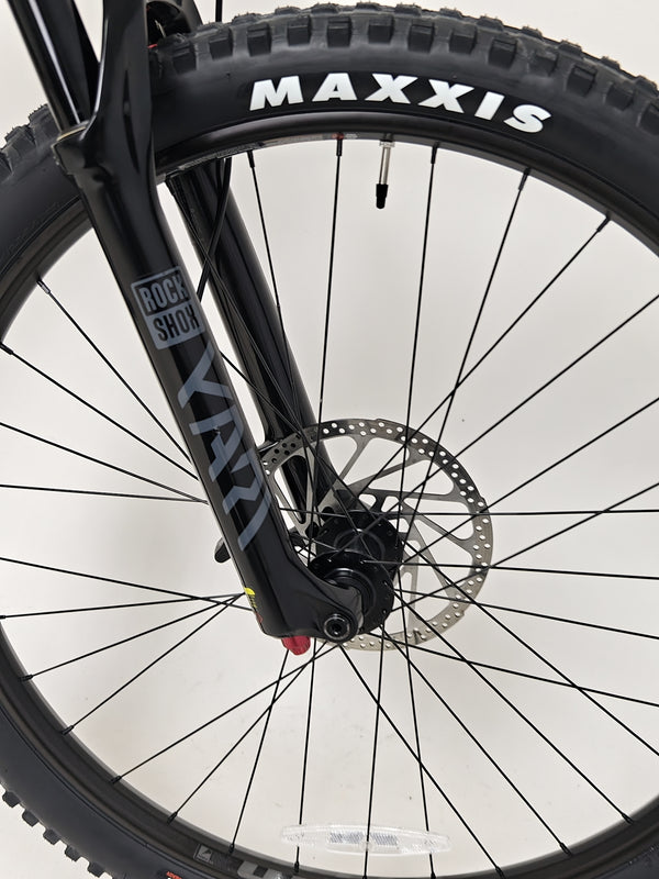 Side-by-side comparison of the GT Force Carbon Elite 2023 with accessories, highlighting its versatility.