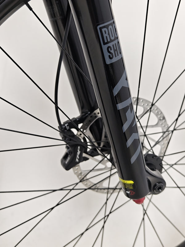 The handlebars of the GT Force Carbon Elite 2023, showcasing ergonomic design for optimal control.