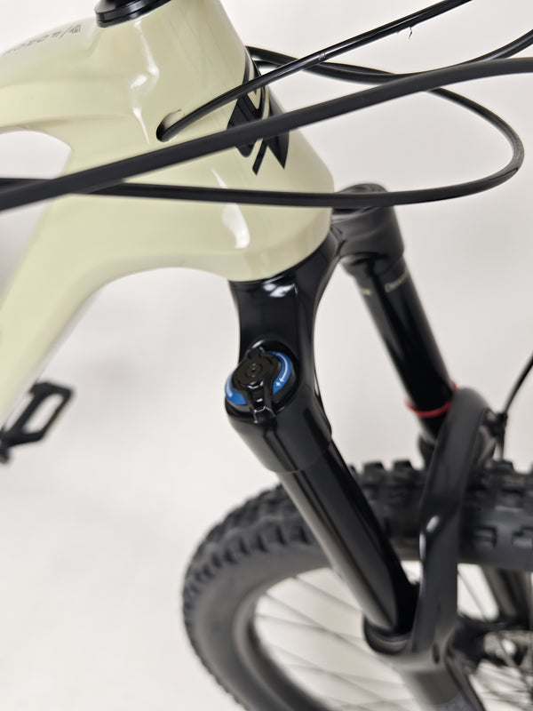 The front hub of the GT Force Carbon Elite 2023 mountain bike in excellent condition, highlighting quality components.