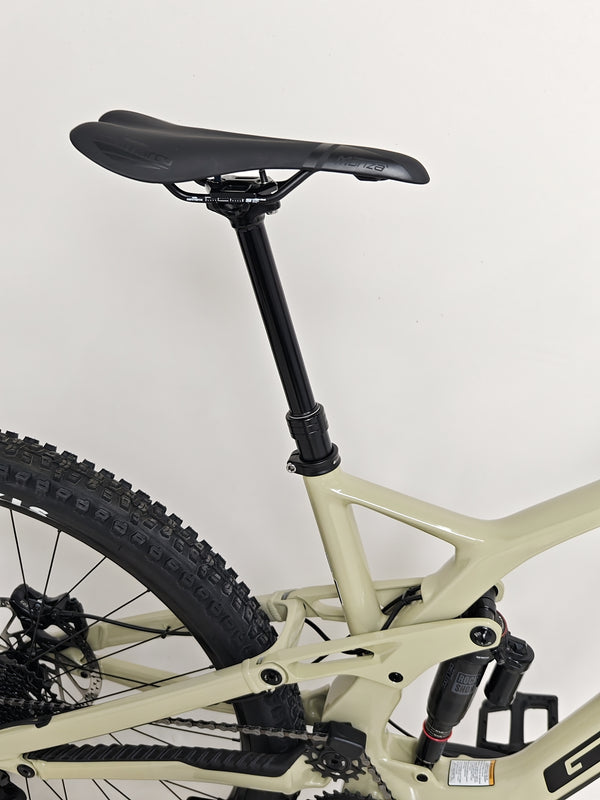 Bird's eye view of the GT Force Carbon Elite 2023 mountain bike, showcasing its layout and excellent condition.
