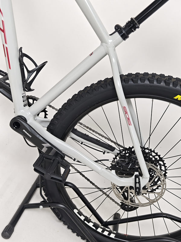 Cockpit view of the Whyte 905 V5 2023 Mountain Bike, showcasing cockpit components and bike setup.