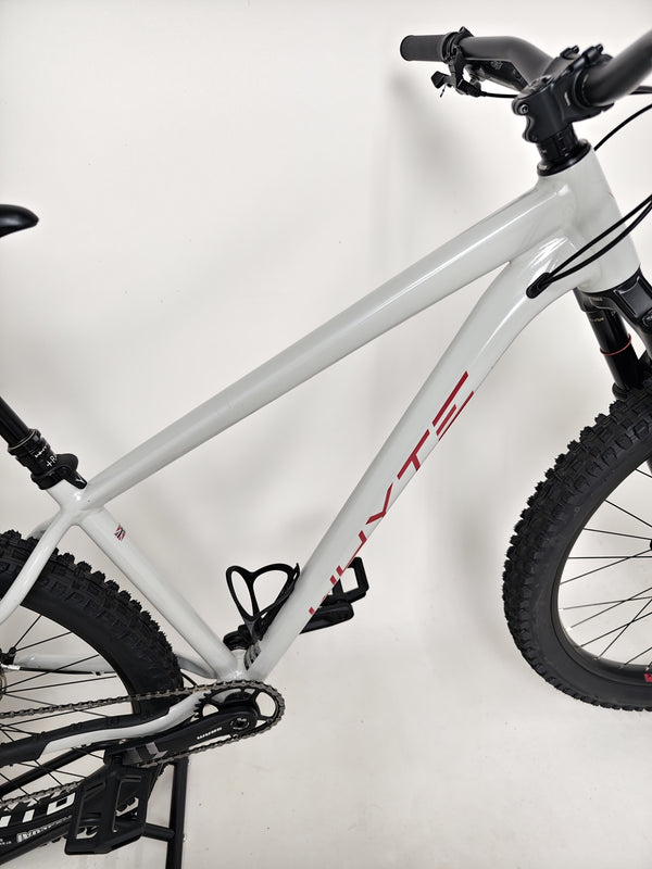 Seat post and remote lever on the Whyte 905 V5 2023 Mountain Bike, showing KS RAGEi technology.