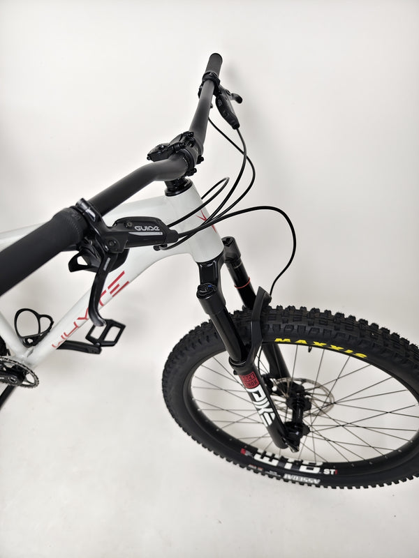 Detail of the drivetrain on the Whyte 905 V5 2023 Mountain Bike, highlighting the SRAM components.