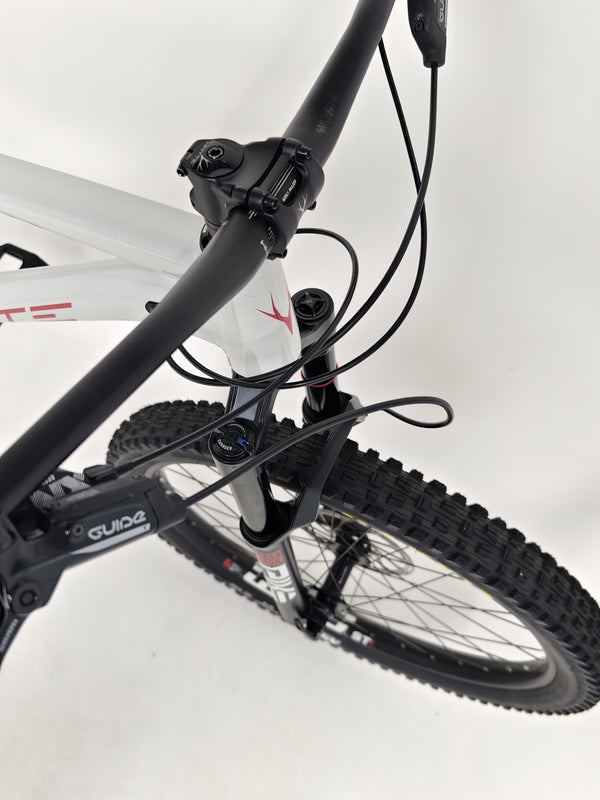 Photography highlighting the craftsmanship of the Whyte 905 V5 2023 Mountain Bike.