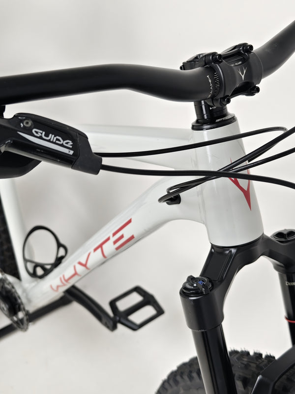 Sunlit shot of the Whyte 905 V5 2023 Mountain Bike showcasing its vibrant colors.