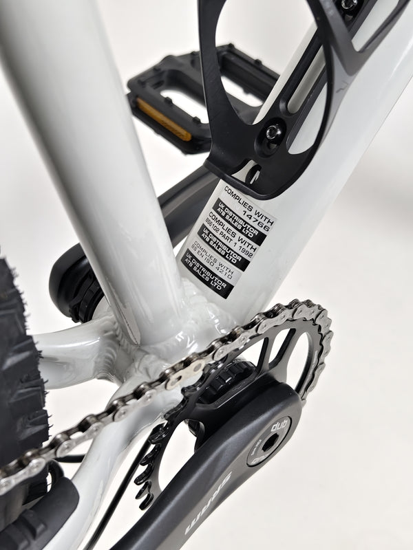 Variation shot of the Whyte 905 V5 2023 Mountain Bike highlighting comfort and ergonomics.