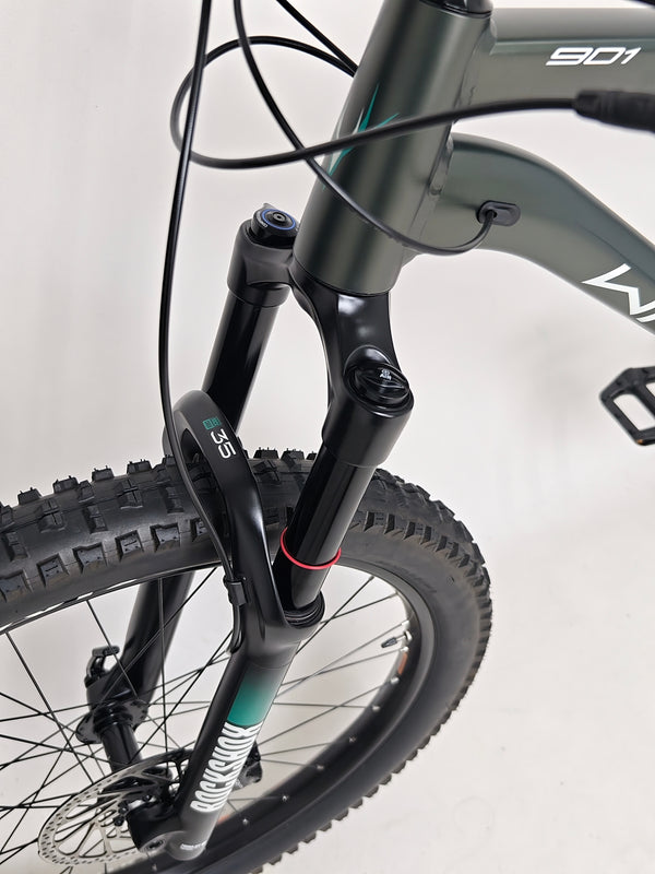 The Whyte 901 V4 2022 Mountain Bike’s stunning green colour in natural lighting.