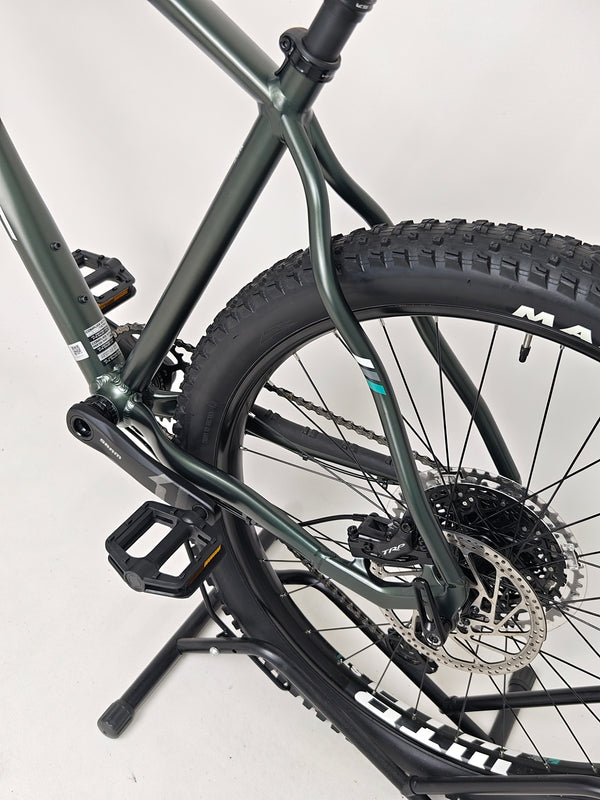 Image of the Whyte 901 V4 2022 Mountain Bike showcasing its lightweight and durable frame.
