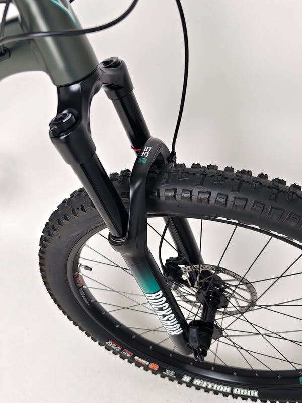 Image of the stylish seat and post of the Whyte 901 V4 2022 Mountain Bike designed for comfort.