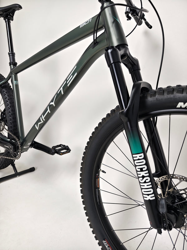 Image of the Whyte 901 V4 2022 Mountain Bike wheels and Maxxis tires designed for rugged terrains.