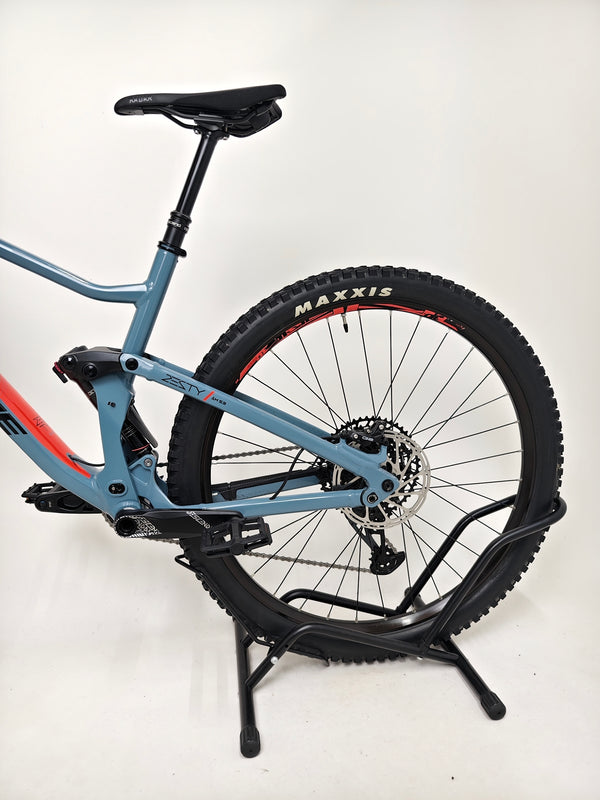 Detailed view of the Lapierre Zesty AM 5.9 LARGE handlebars, highlighting the remote lockout for suspension.