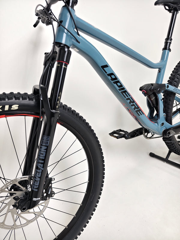 Top-down view of the Lapierre Zesty AM 5.9 LARGE bicycle, highlighting the frame's blue and red design.