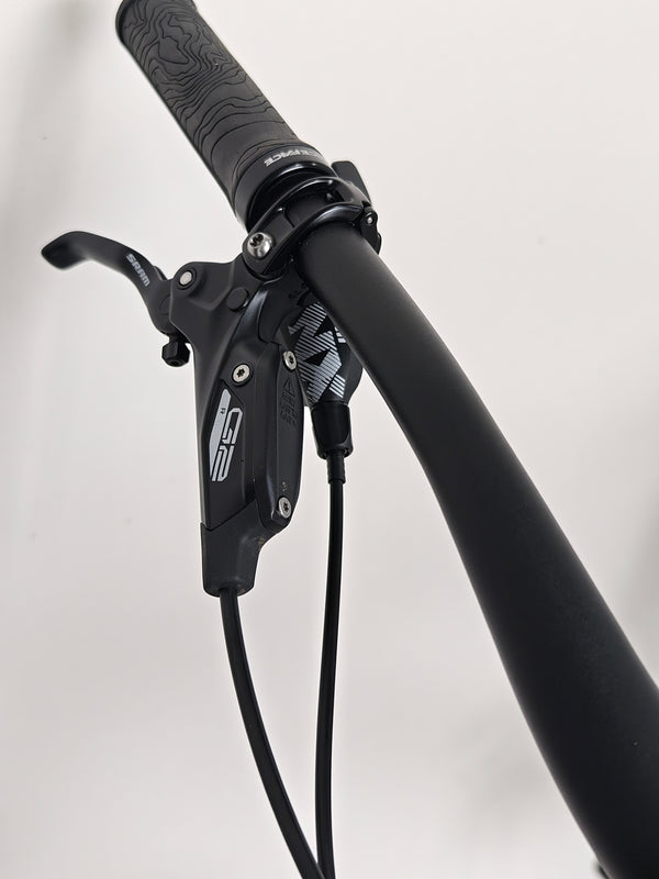 View of the Lapierre Zesty AM 5.9 LARGE bike in a natural setting, exemplifying its riding capabilities.