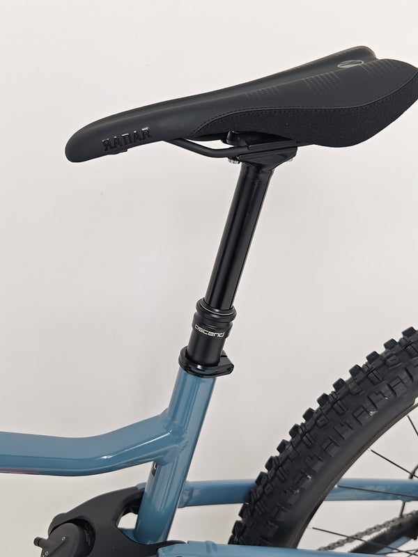 Image of the cockpit on the Lapierre Zesty AM 5.9 LARGE, including shifters and brake levers.