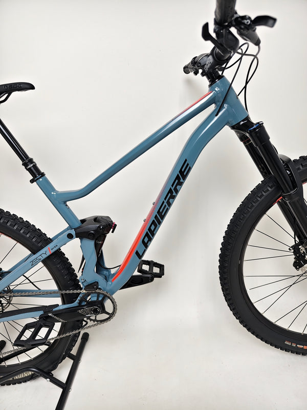 Detail of the Fox Float rear shock on the Lapierre Zesty AM 5.9 LARGE, critical for enhanced suspension support.