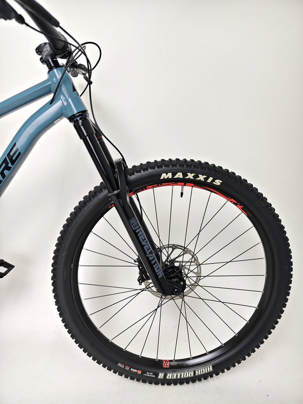 View of the bike in its parking position, showcasing the rugged look of the Lapierre Zesty AM 5.9 LARGE.