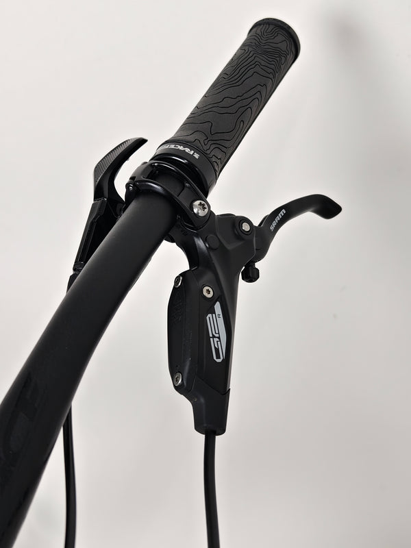 Full shot of the Lapierre Zesty AM 5.9 in LARGE, illustrating its formidable off-road capabilities.