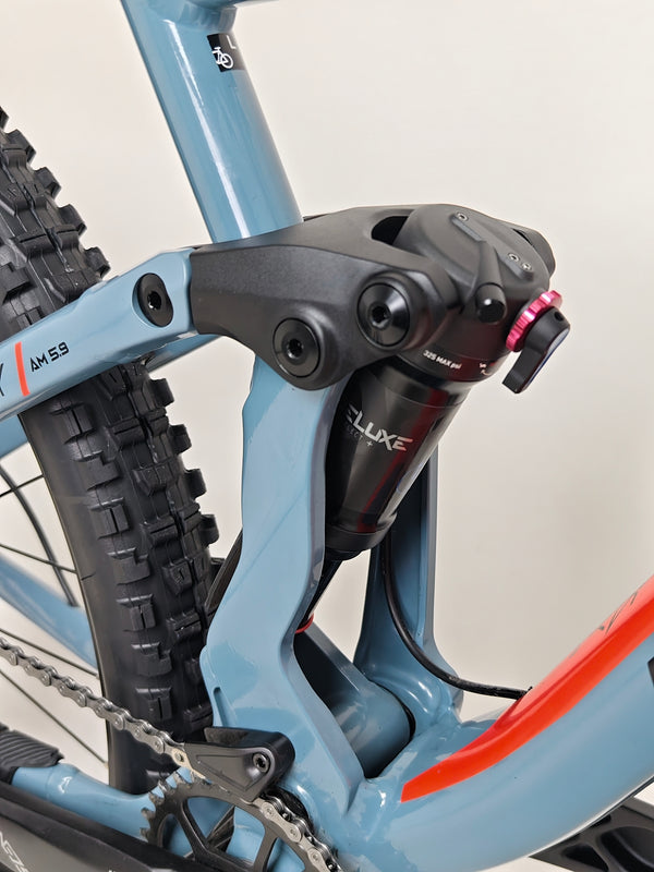 Side view showcasing the frame design and color scheme of the Lapierre Zesty AM 5.9 LARGE.