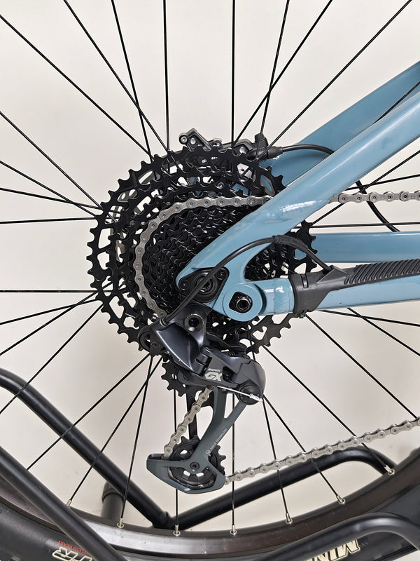 Profile view of the Lapierre Zesty AM 5.9 LARGE, focusing on its full suspension design.