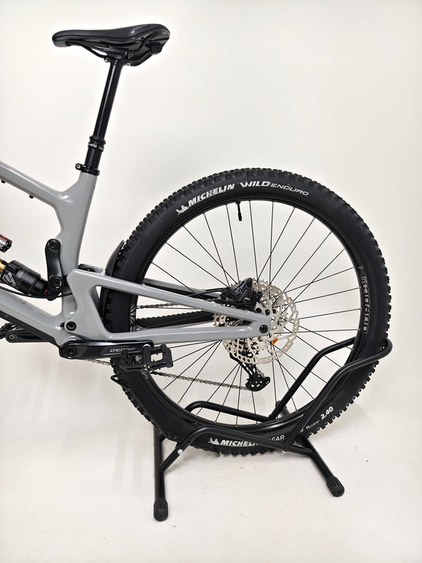 Nukeproof Giga 290 Comp Carbon 2022 showcasing its carbon fiber frame.