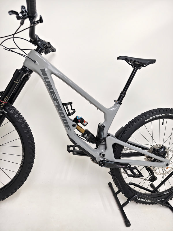 Nukeproof Giga 290 Comp Carbon 2022 detailed view showing the rear derailleur.