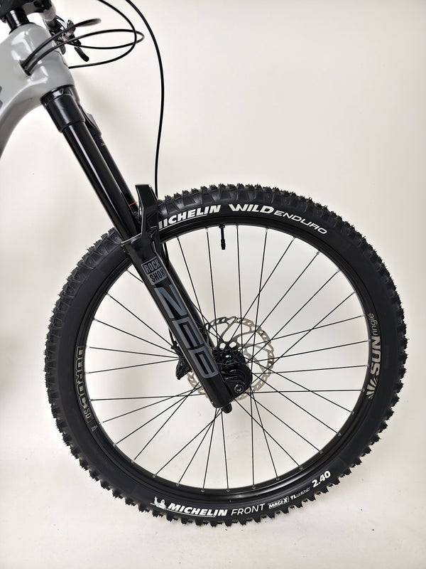 Nukeproof Giga 290 Comp Carbon 2022 bike showing grip and traction on trails.