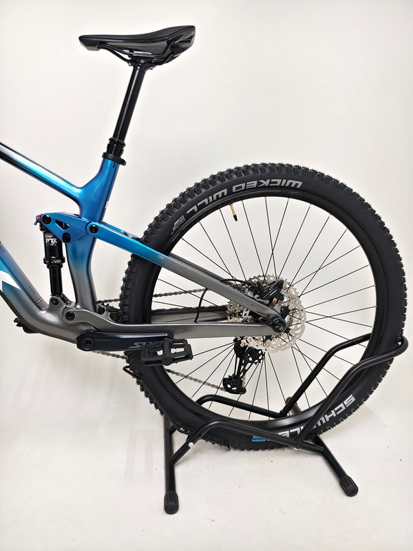 Trek Top Fuel 9.7 2022 CARBON bike with perfect visibility on tires to highlight the tread.