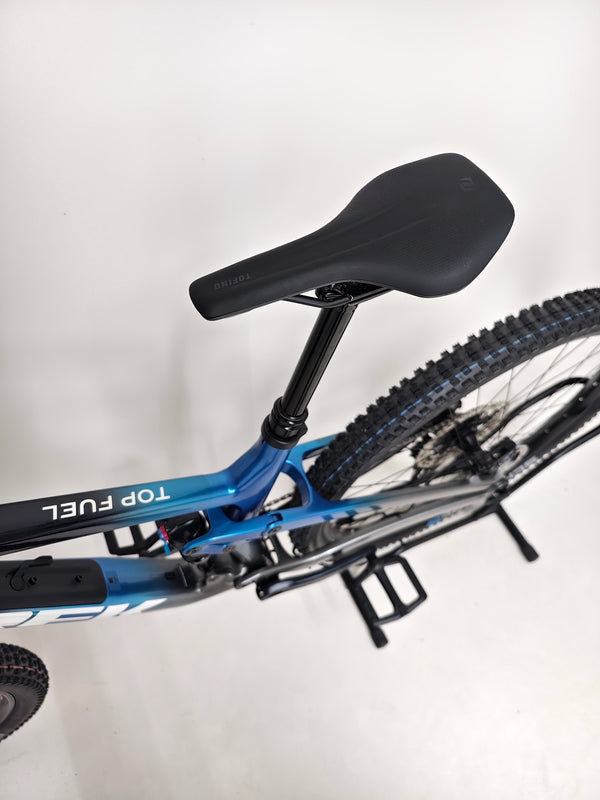 Trek Top Fuel 9.7 2022 CARBON bike displayed with a pure blue smoke finish, highlighting its premium aesthetics.