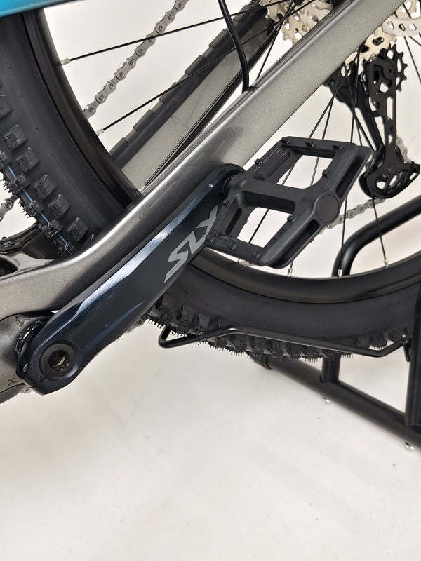 Highlighting features and benefits of the Trek Top Fuel 9.7 2022 CARBON mountain bike.