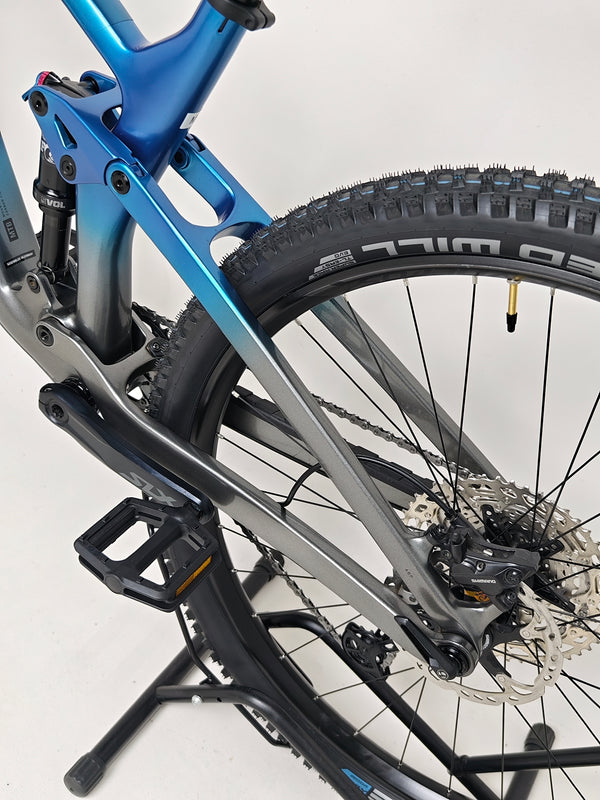 Trek Top Fuel 9.7 2022 CARBON bike displayed prominently showcasing the full specs.