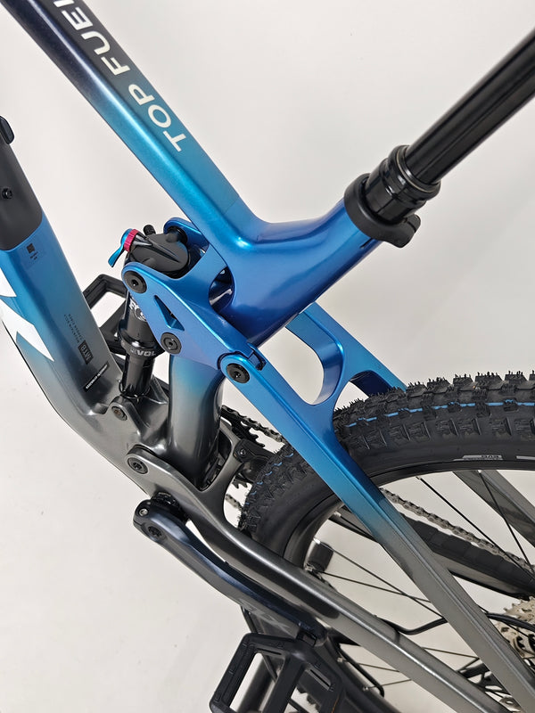 Overall view emphasizing the lightweight design of Trek Top Fuel 9.7 2022 CARBON mountain bike.