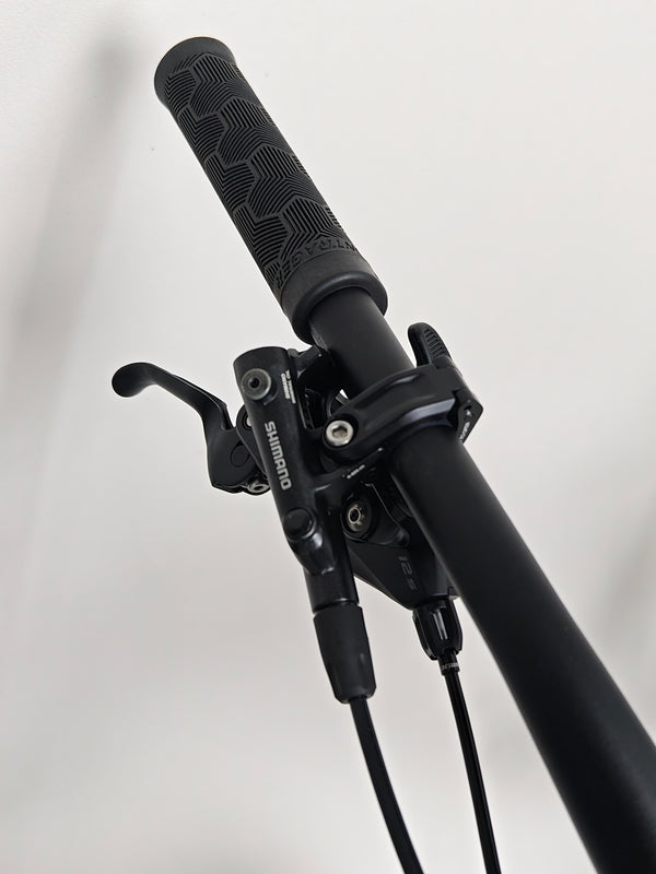 Front view of the Trek Top Fuel 9.7 2022 CARBON bike showcasing its premium suspension system.