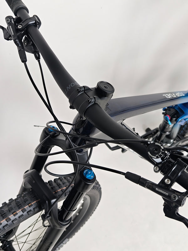 Focused shot of the Trek Top Fuel 9.7 2022 CARBON bike's pedal and gearing setup.