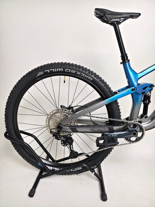Final layout of the Trek Top Fuel 9.7 2022 CARBON bike with quality features detailed.