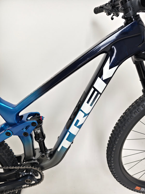 Expert wiring and routing of Trek Top Fuel 9.7 2022 CARBON bike's internal gear system.