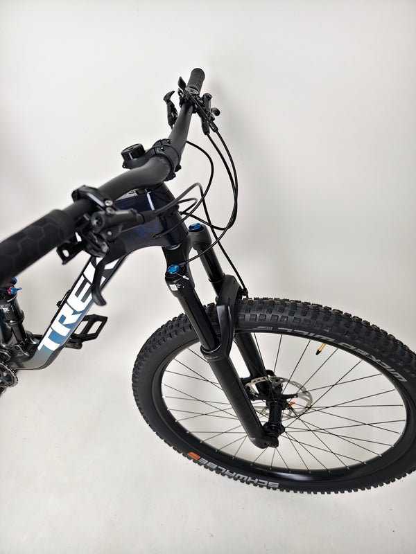 Close-up of Trek Top Fuel 9.7 2022 CARBON bike's pedals and crankset detail.