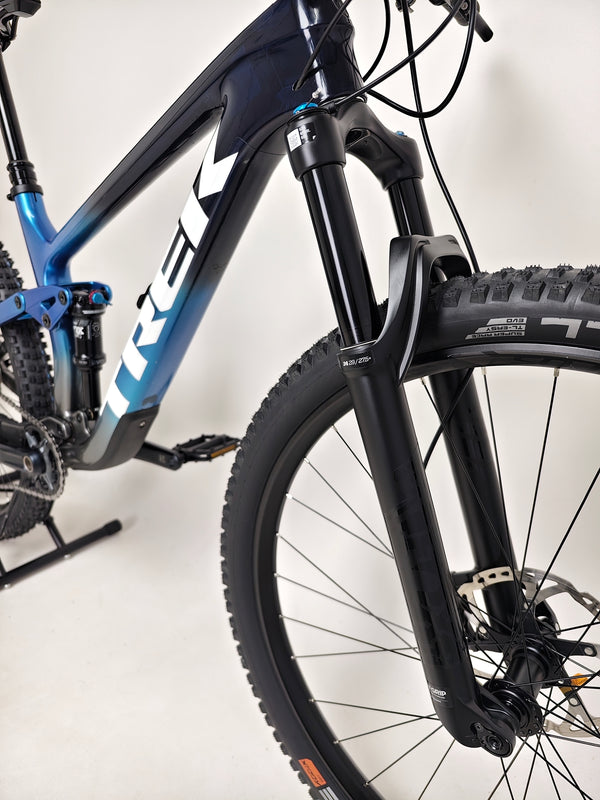 Trek Top Fuel 9.7 2022 CARBON mountain bike with a focus on its tubeless wheelset, designed for optimal performance.
