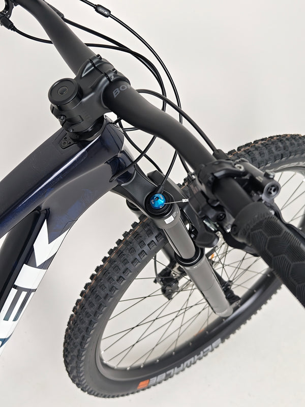 Close-up of the Trek Top Fuel 9.7 2022 CARBON bike's frame alignment.