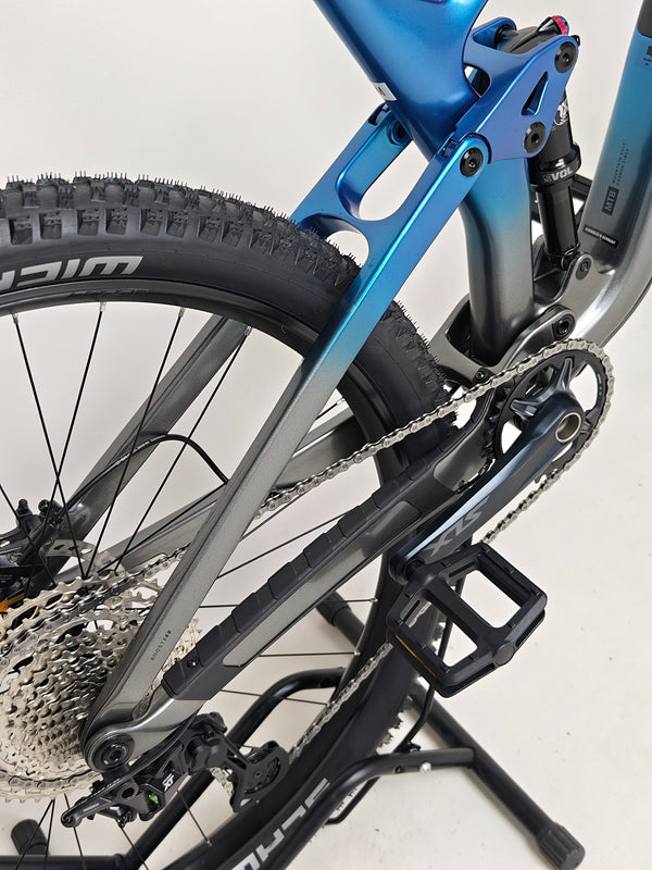 High-quality image of the Trek Top Fuel 9.7 2022 CARBON bike in a natural environment.